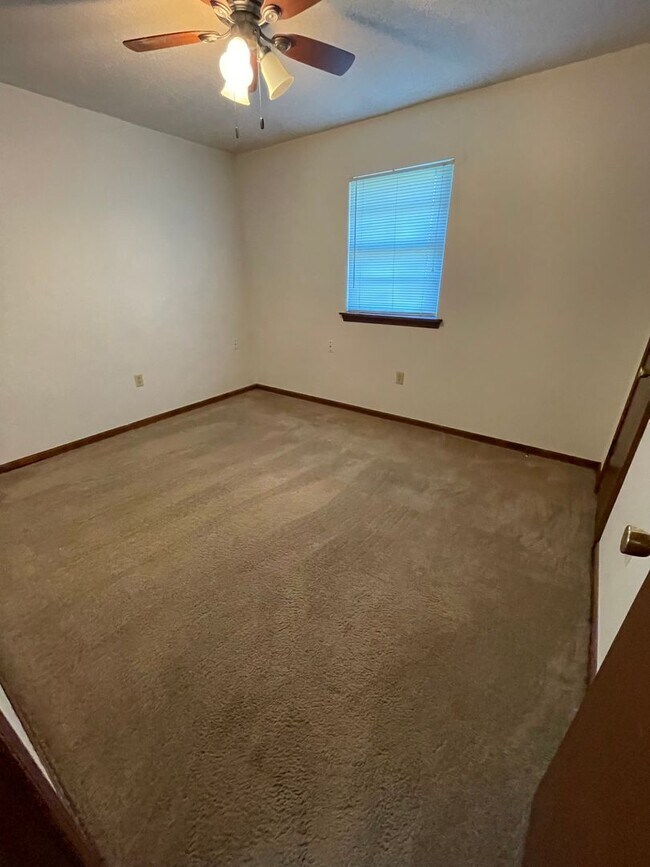Building Photo - 106 W Southampton Dr