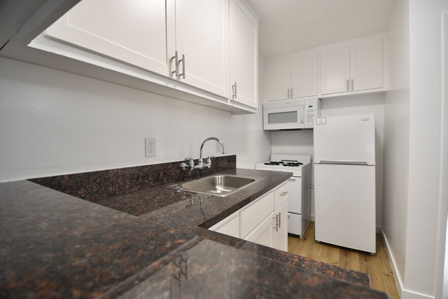 Building Photo - 10645 Valley Spring Ln