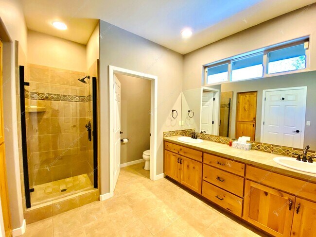 Building Photo - Experience Luxury Living in Broken Top wit...