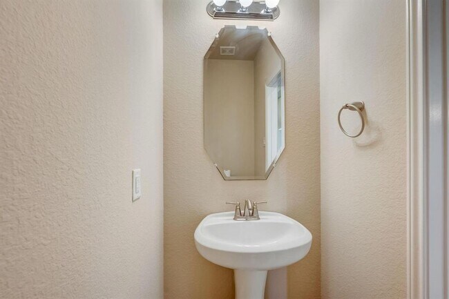 Building Photo - 166 Jaxxon Pointe Dr