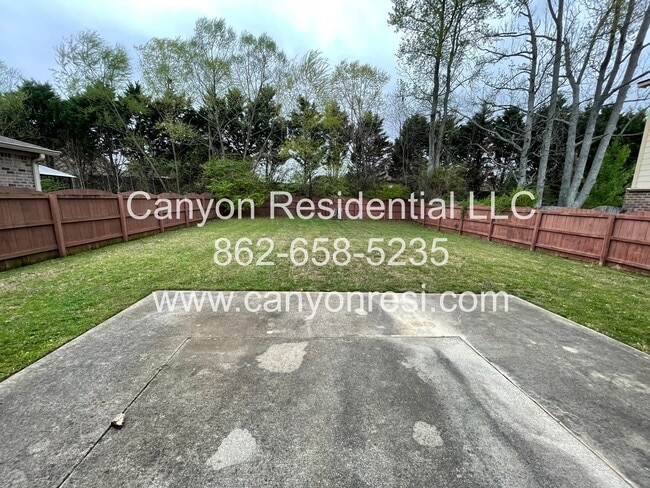 Building Photo - Great Location the spacious 3BR 3BA won't last long!