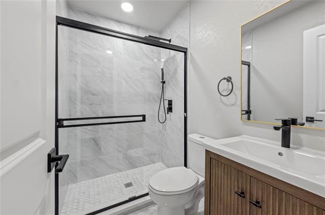 Building Photo - 131 Long St