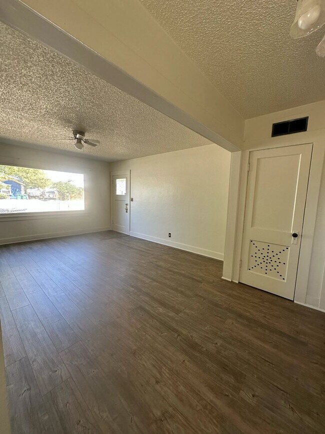 Building Photo - 2024 Darrow Ave