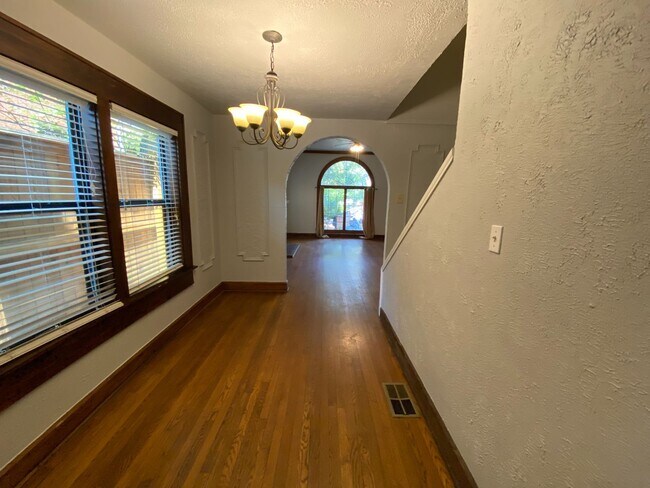 Building Photo - 2830 San Gabriel St