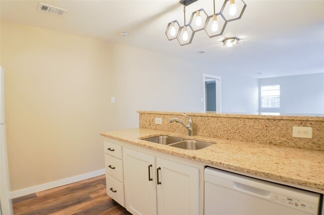 Building Photo - 2401 Sycamore Ave