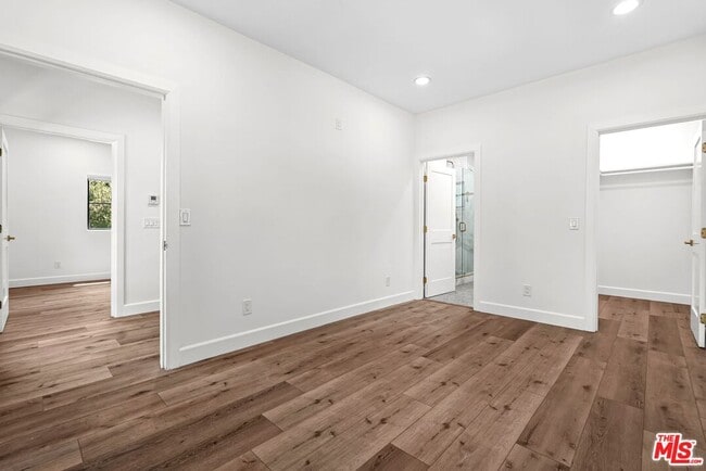 Building Photo - 720 W Altadena Dr