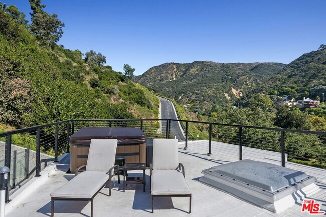 Building Photo - 3843 Rambla Pacifico St