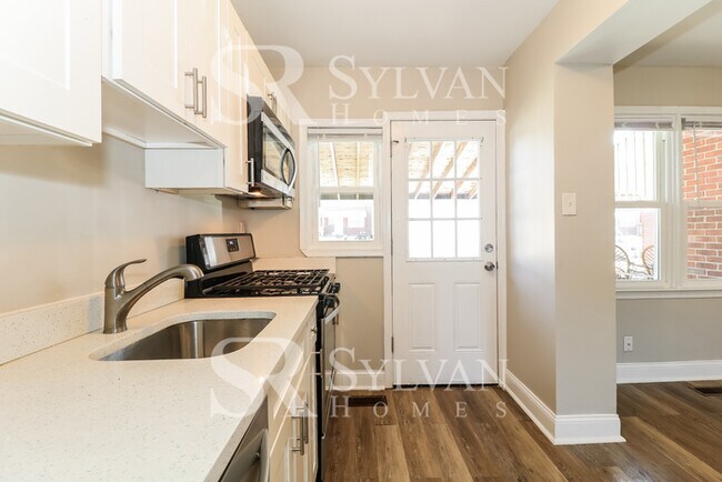 Building Photo - Charming 2BR 1BA Townhome