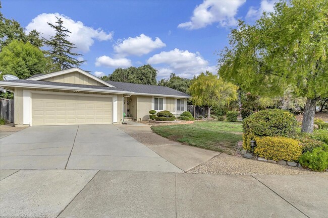 Building Photo - Great Location! Great Schools! Month to Month Only!