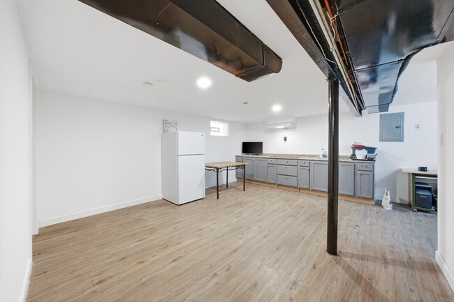 Building Photo - 4605 S Laramie Ave