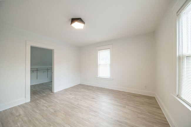 Building Photo - Updated Tremont 1 Bedroom