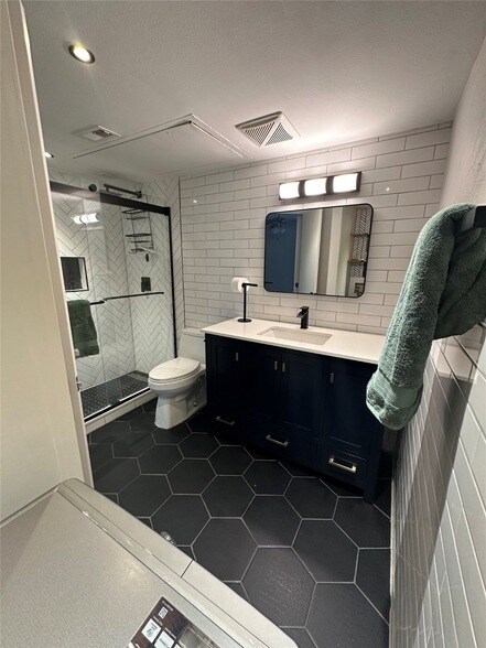 Building Photo - 18333 Roehampton Dr