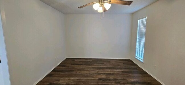 Building Photo - Beautiful 2-Bedroom Duplex in Longview! Co...