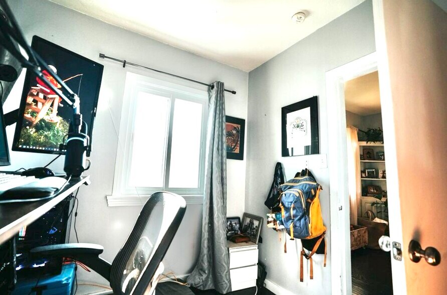 Building Photo - 11136 Redfern Ave