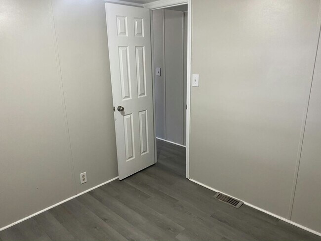 Building Photo - 5 Crest Ave