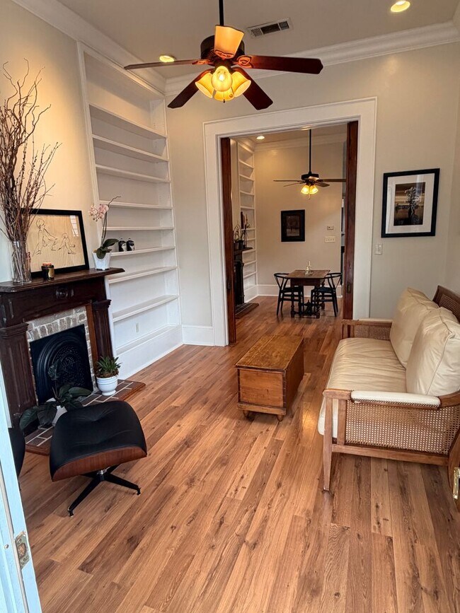 Building Photo - Gorgeous 1BD/1.5BA Uptown