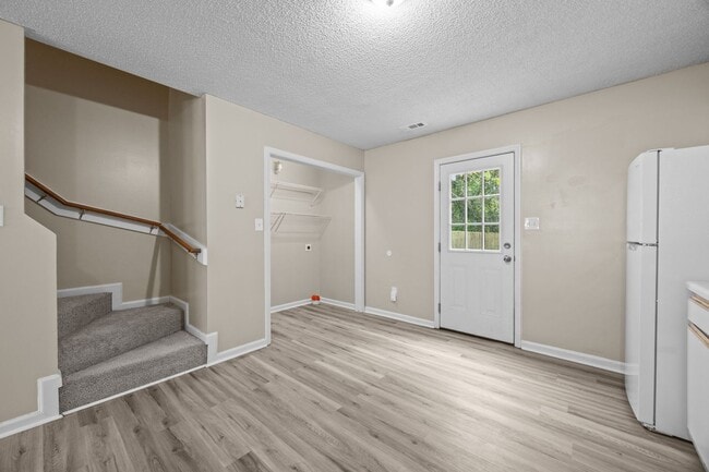 Building Photo - Welcome to Hunters Creek!