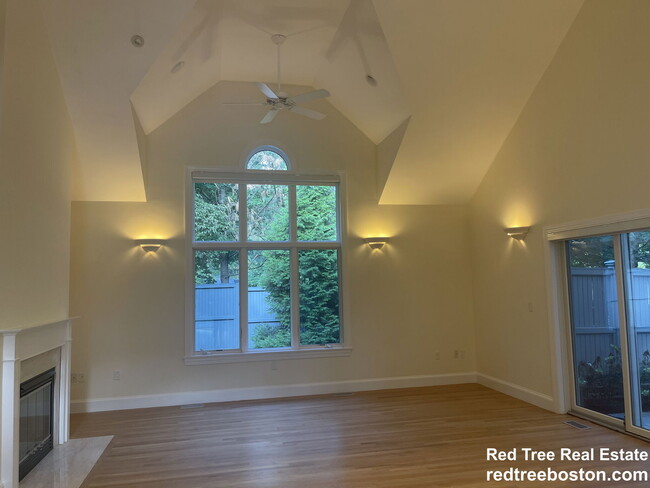 Building Photo - 900 W Roxbury Pkwy