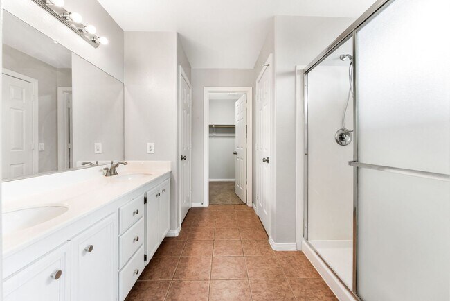 Building Photo - SUMMERLIN HOME, 3 BEDROOMS, LARGE BACKYARD, MINUTES FROM DOWNTOWN SUMMERLIN