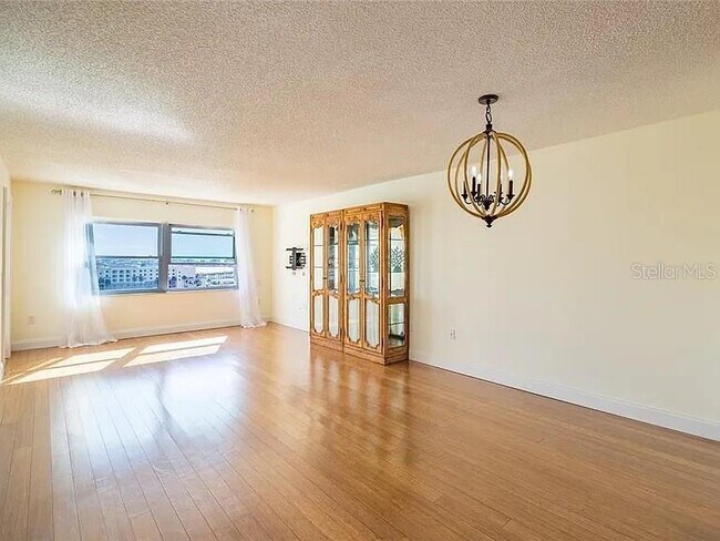 Building Photo - 4775 Cove Cir