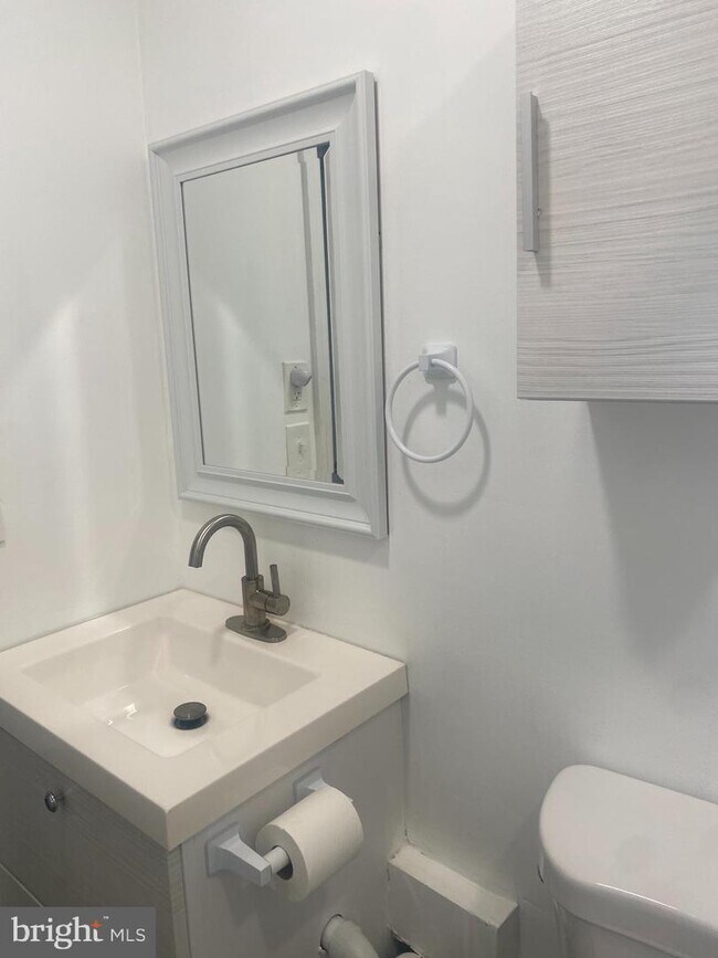 Building Photo - 415 Elm St