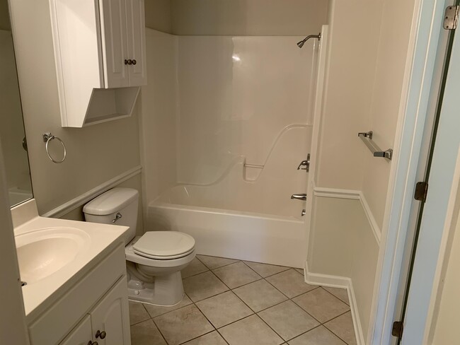 Building Photo - 2408 Versailles Dr