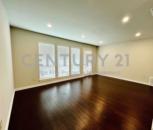 Building Photo - Nicely Updated 3/2/2 in North Dallas For R...