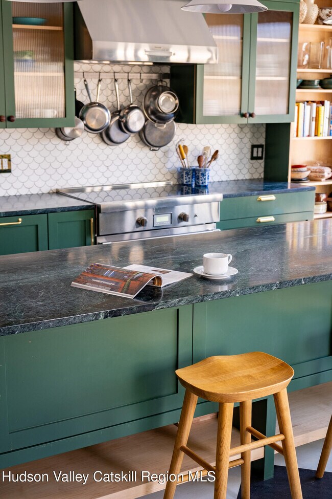 Building Photo - 5 Fairview Ave