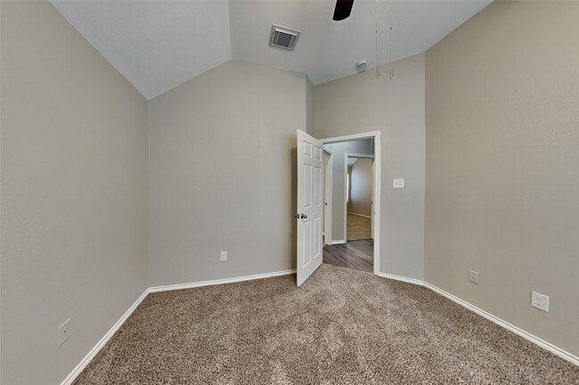 Building Photo - 26953 Kings Crescent Dr