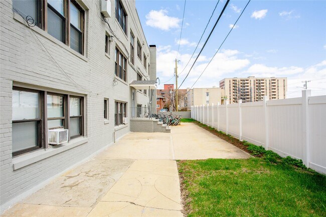 Building Photo - 302 E Broadway