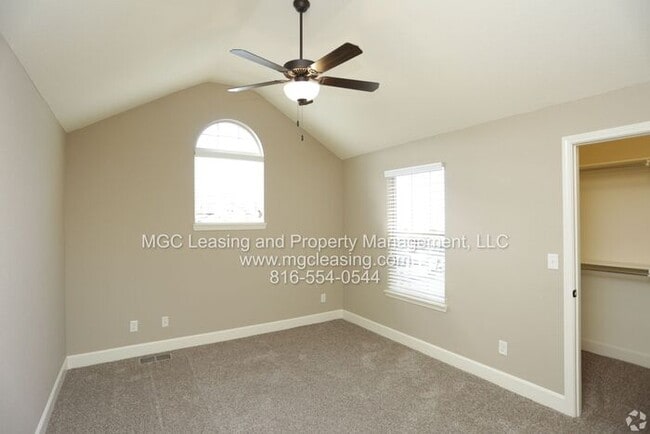 Building Photo - Fall in love with Eagle Creek Townhomes in...