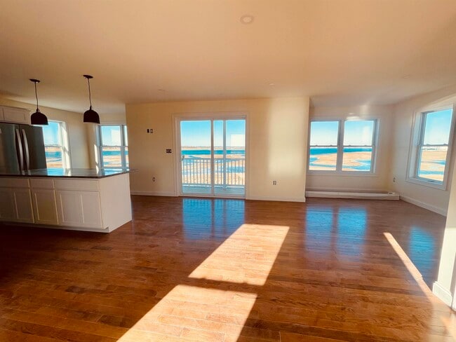 Building Photo - 6 Cross Beach Rd