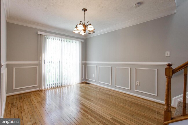 Building Photo - "Spacious 3-Bedroom Townhouse with Finishe...