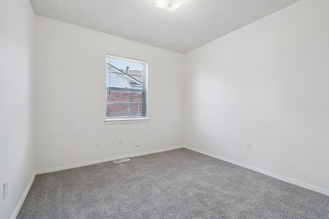 Building Photo - 3-Bedroom Home Near Dining, Shopping & Broadway Extension