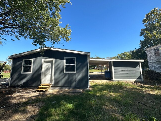 Building Photo - 2 Bed home near down town Tulsa