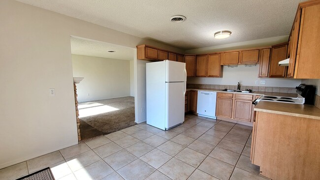 Building Photo - 3-bedroom, 2-bath Condo 'On the Green'