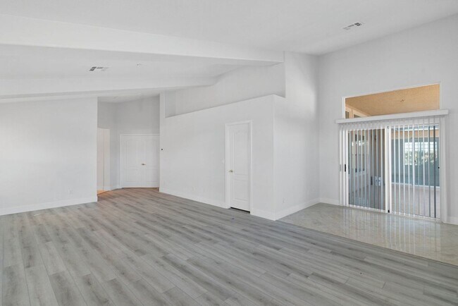 Building Photo - 4 bed, 2.5 bath single-story home in the g...