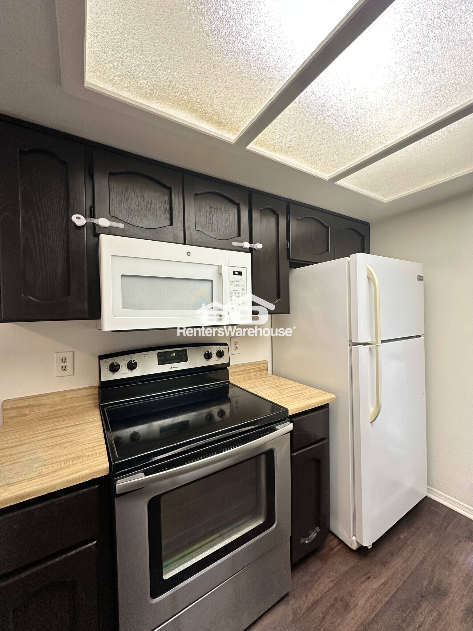 Building Photo - 3119 W Cochise Dr