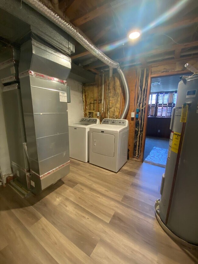 Building Photo - Spacious 5 Bedroom, 2 Bath Townhome – Edge...
