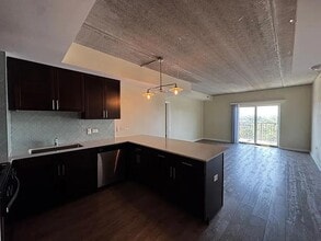 Building Photo - 1323 W Morse Ave
