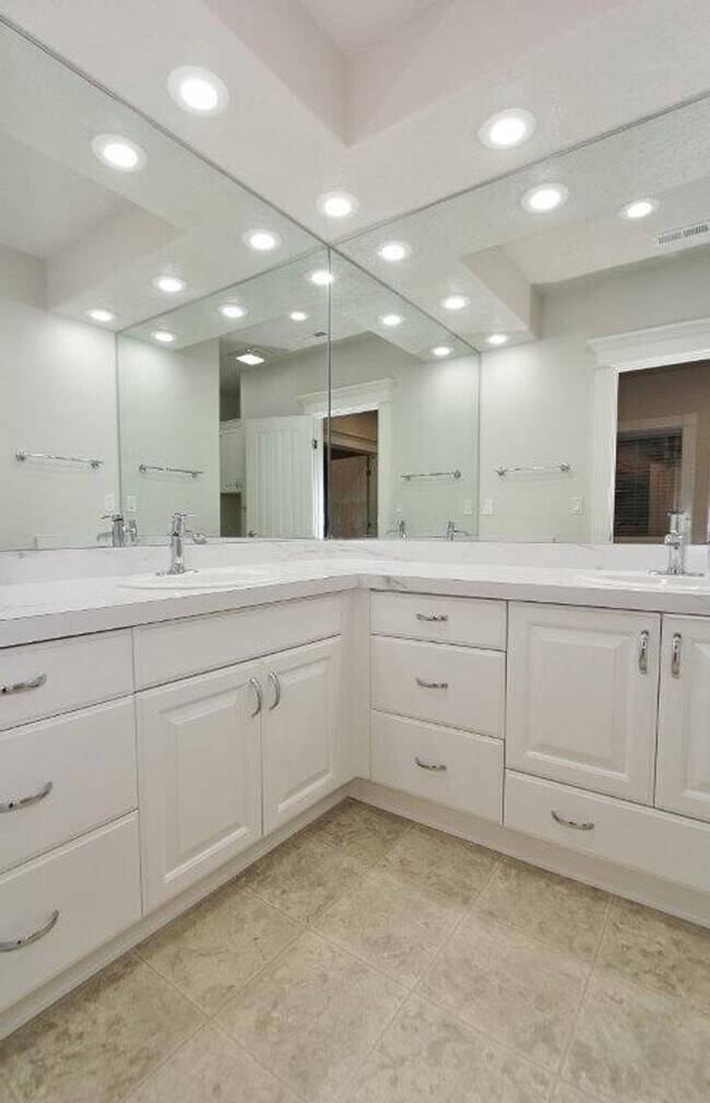 Building Photo - Immaculate & Captivating Home in Lexington Hills