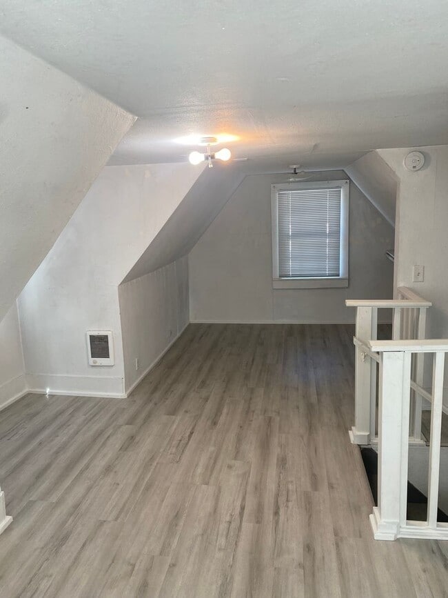 Building Photo - Recently updated - 4 Bedroom, 1 bath home ...