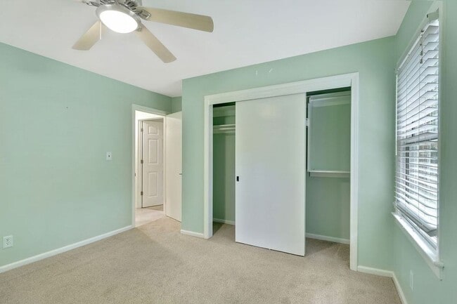Building Photo - 212 Pinewood Dr