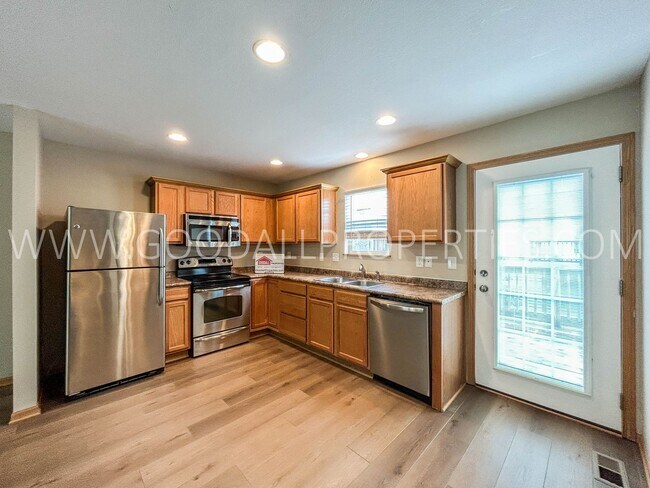 Building Photo - 2 Bedroom, 2.5 Bath Townhome in Urbandale with 2 car attached garage!