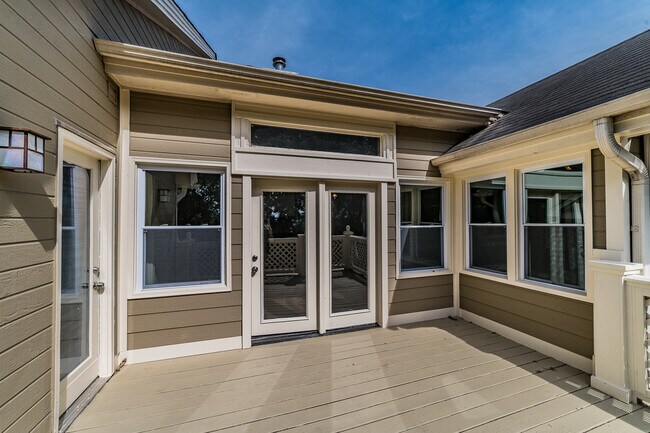 Building Photo - 2014 Fairway Hills Dr