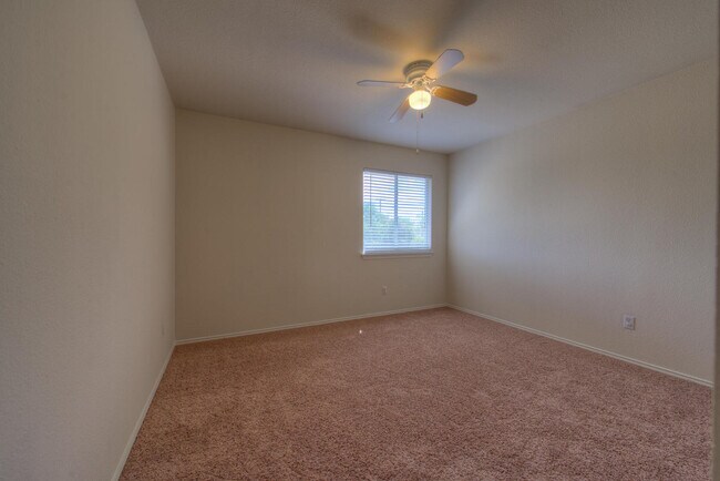 Building Photo - Very clean 4 BR 2.5 Bath