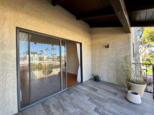 Building Photo - AVAILABLE NOW!! LOVELY - 1 Bed 1 Bath Uppe...