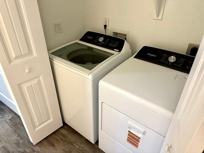 Building Photo - Gorgeous 2 bedroom / 2 bath condo in The E...