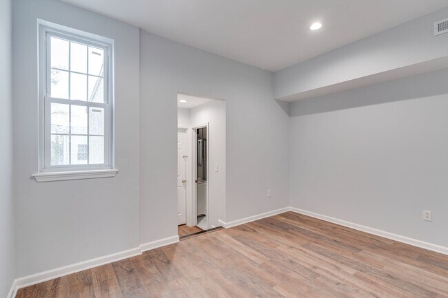 Building Photo - Newly Renovated Temple Apartment