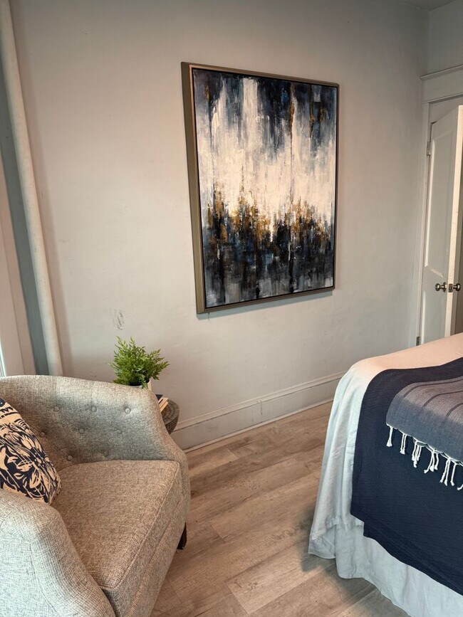Building Photo - NOW LEASING! Renovated 1 bed, 1 bath avail...